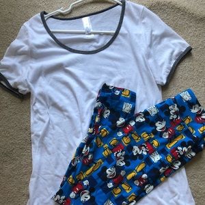 🏰 Disney leggings and classic Tee.
